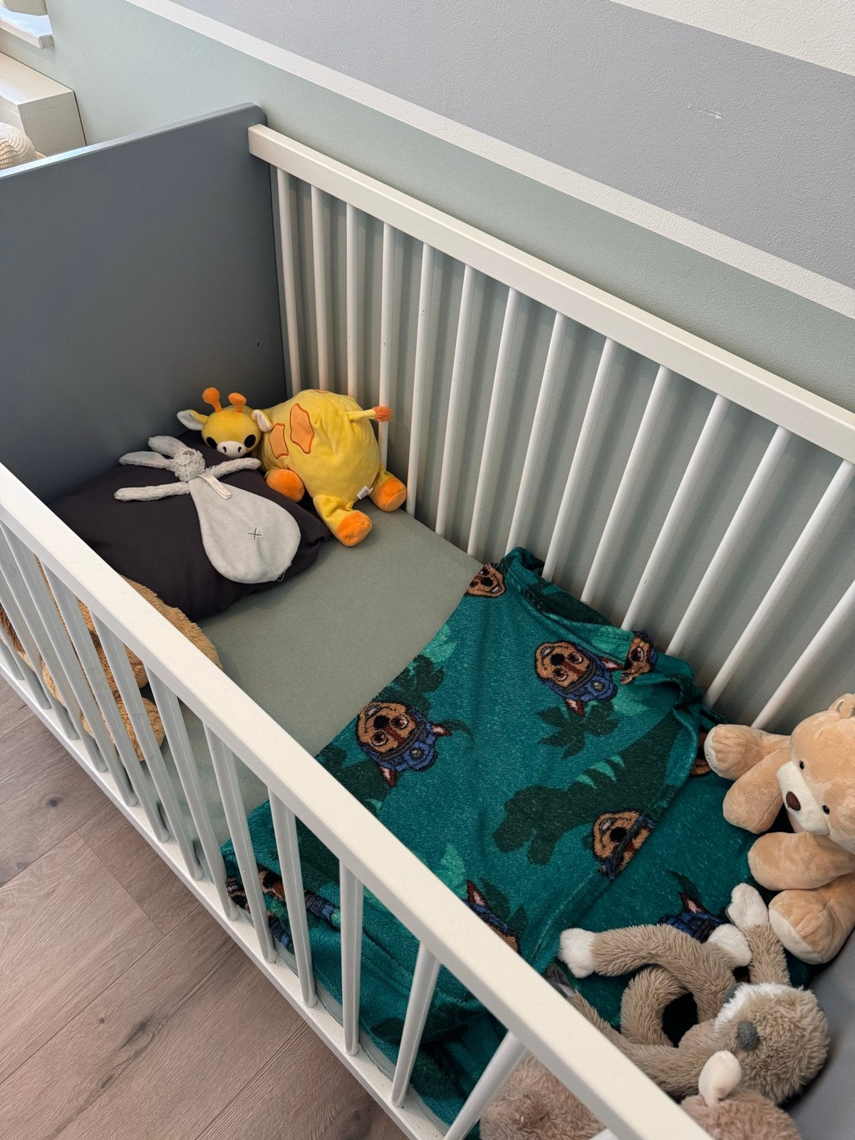 Foto 2 van Babykamer set: Ledikant en Commode (Zo goed als nieuw)
