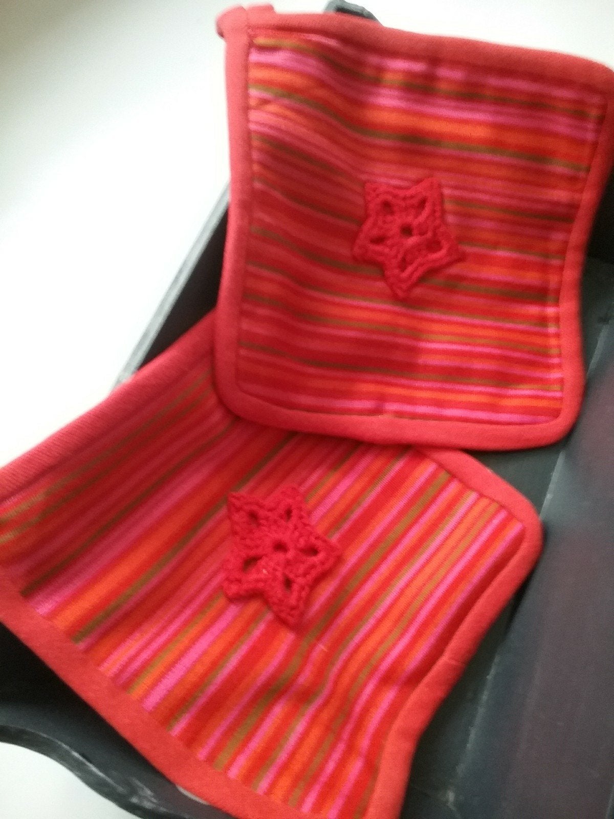 Rode stoffen pannenlappen met ster, homemade, Pannenlap of onderzetter, Nieuw, Ophalen of Verzenden, Textiel overig