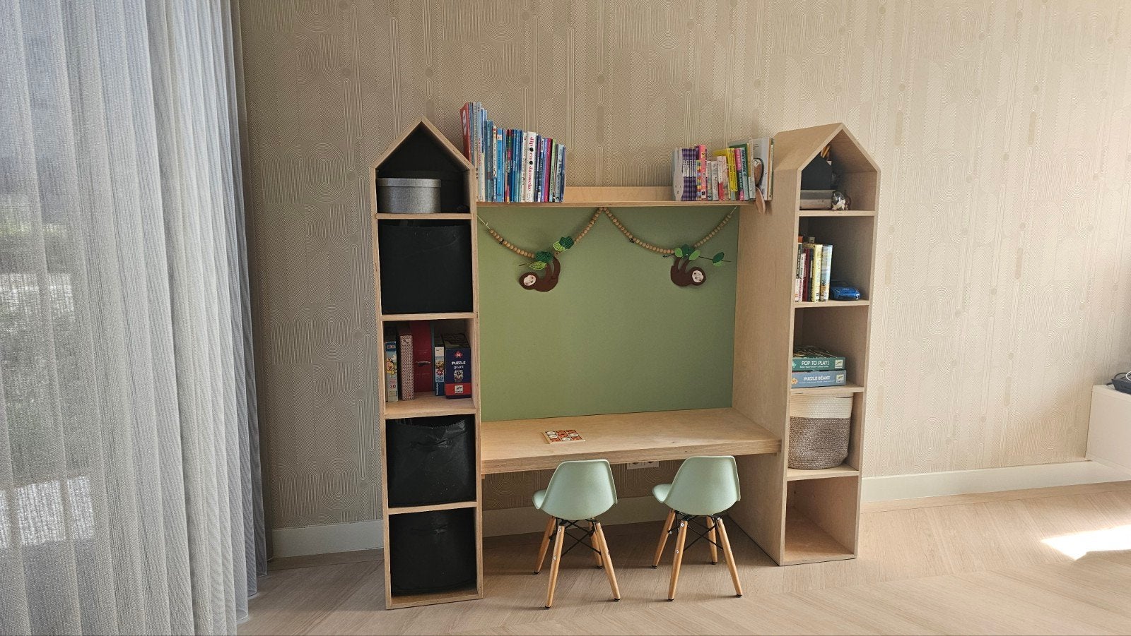 Maatwerk houten speelgoedkast, Ophalen, Met plank(en), Gebruikt, 150 tot 200 cm