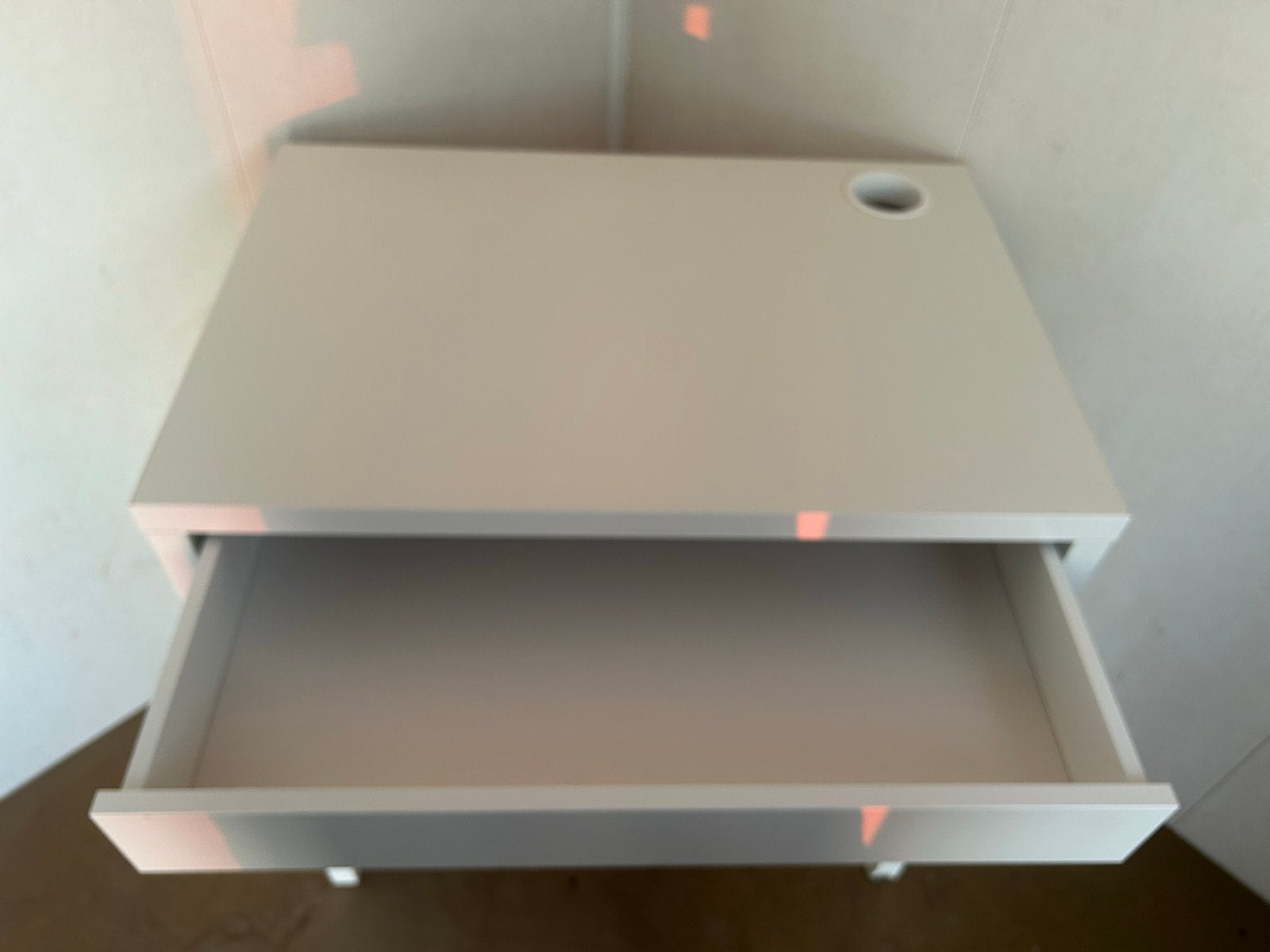 Wit bureau met lade en kabeldoorvoer, Ophalen, Gebruikt, Met lades, Spaanplaat of MDF