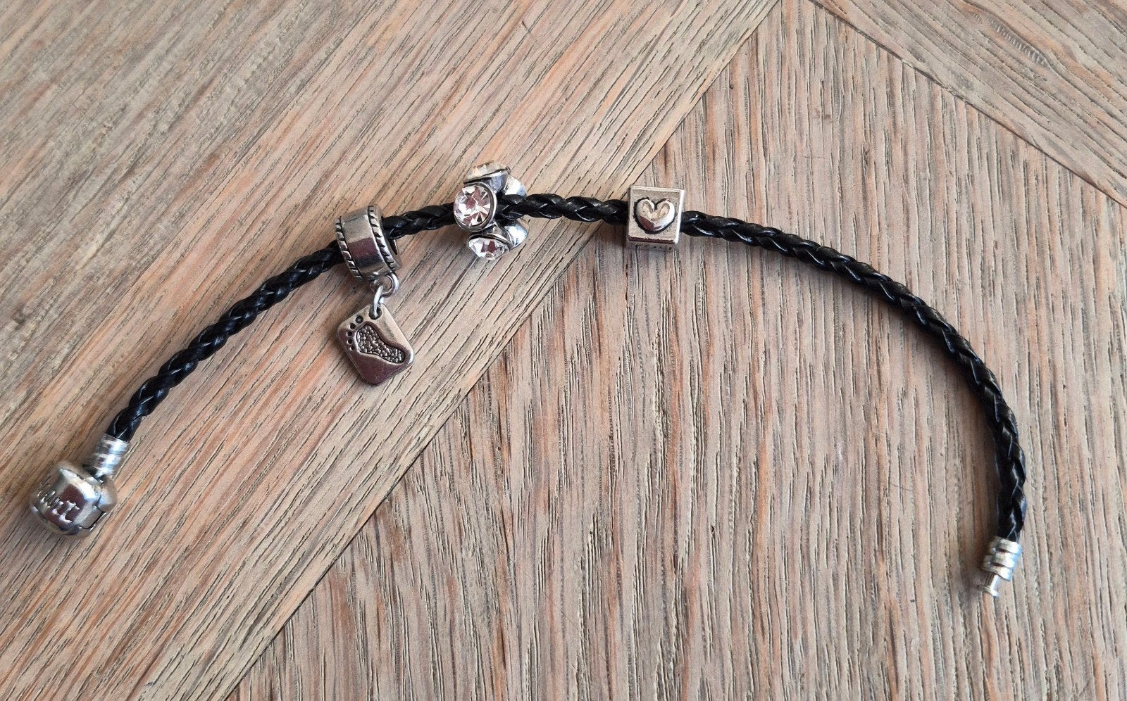 Heart Beads armband 18 cm
3 bedels, Ophalen of Verzenden, Gebruikt, Overige materialen, Met bedels of kralen