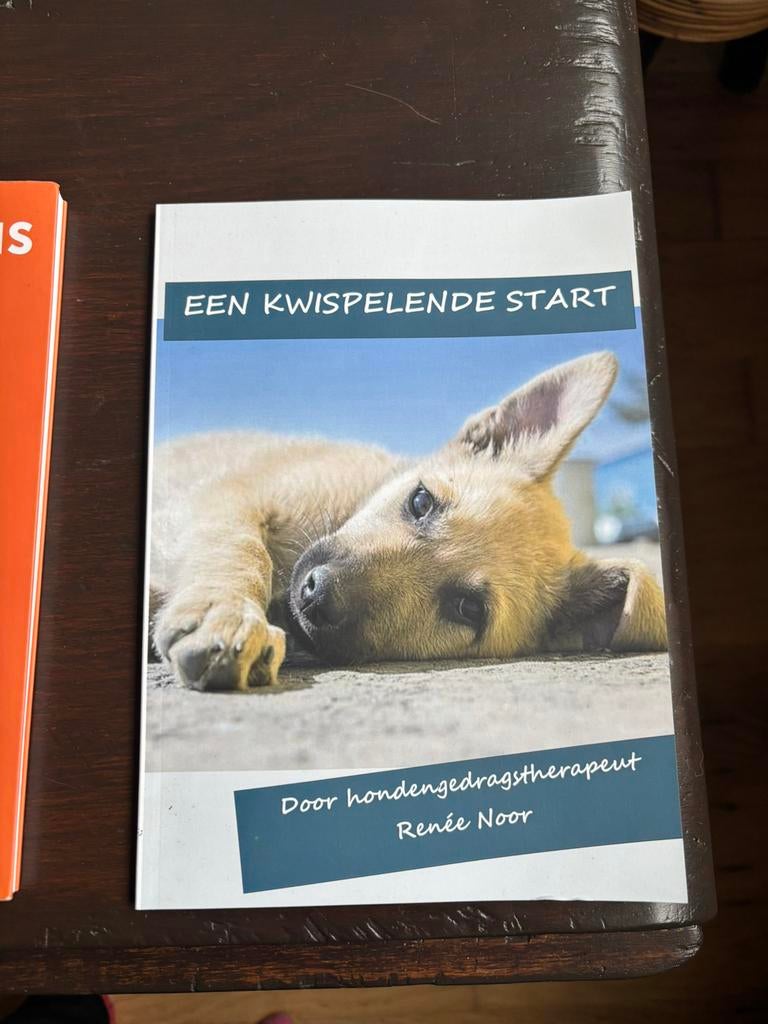 Een kwispelende start puppytrainboek, Ophalen of Verzenden, Zo goed als nieuw, Honden