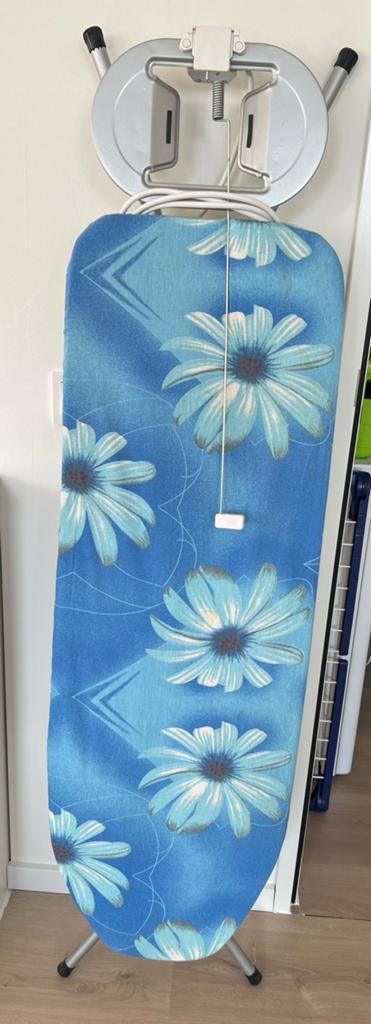 Iron table with socket, Ophalen, Zo goed als nieuw