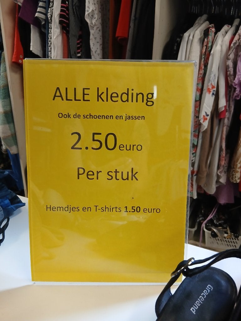 Alle kleding 2,50 per stuk in tweedehands winkel Klarenbeek, Kleding | Dames, Ophalen, Zo goed als nieuw