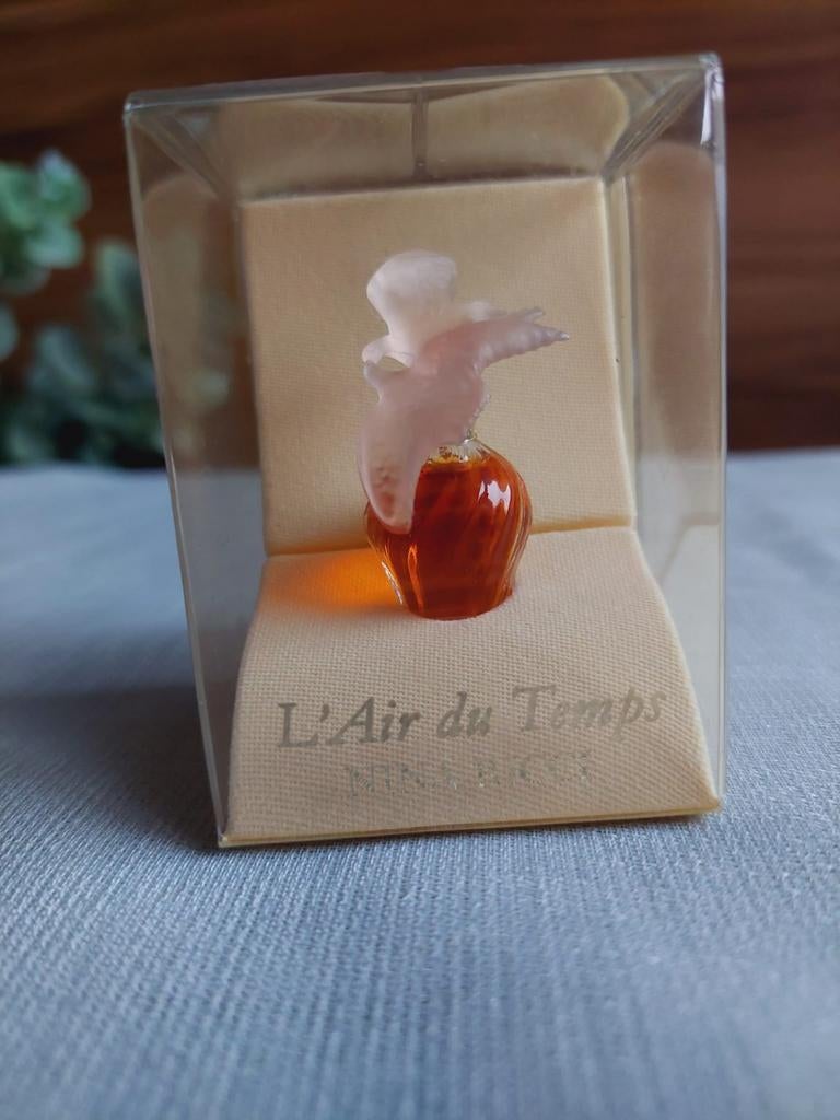 Nina Ricci L'air du temps miniature - pink doves, Verzamelen, Parfumverzamelingen, Ophalen of Verzenden, Nieuw, Miniatuur, Gevuld