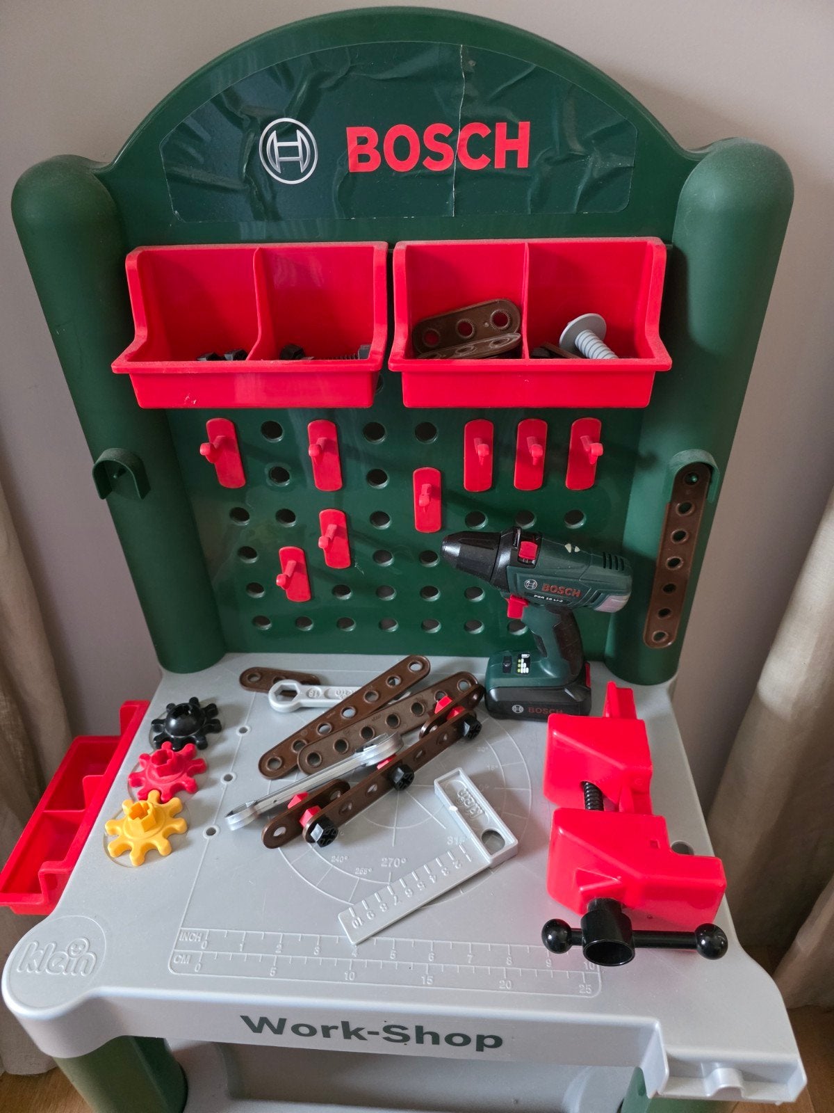 Foto 3 van Bosch Work-Shop speelgoed werkbank met accessoires