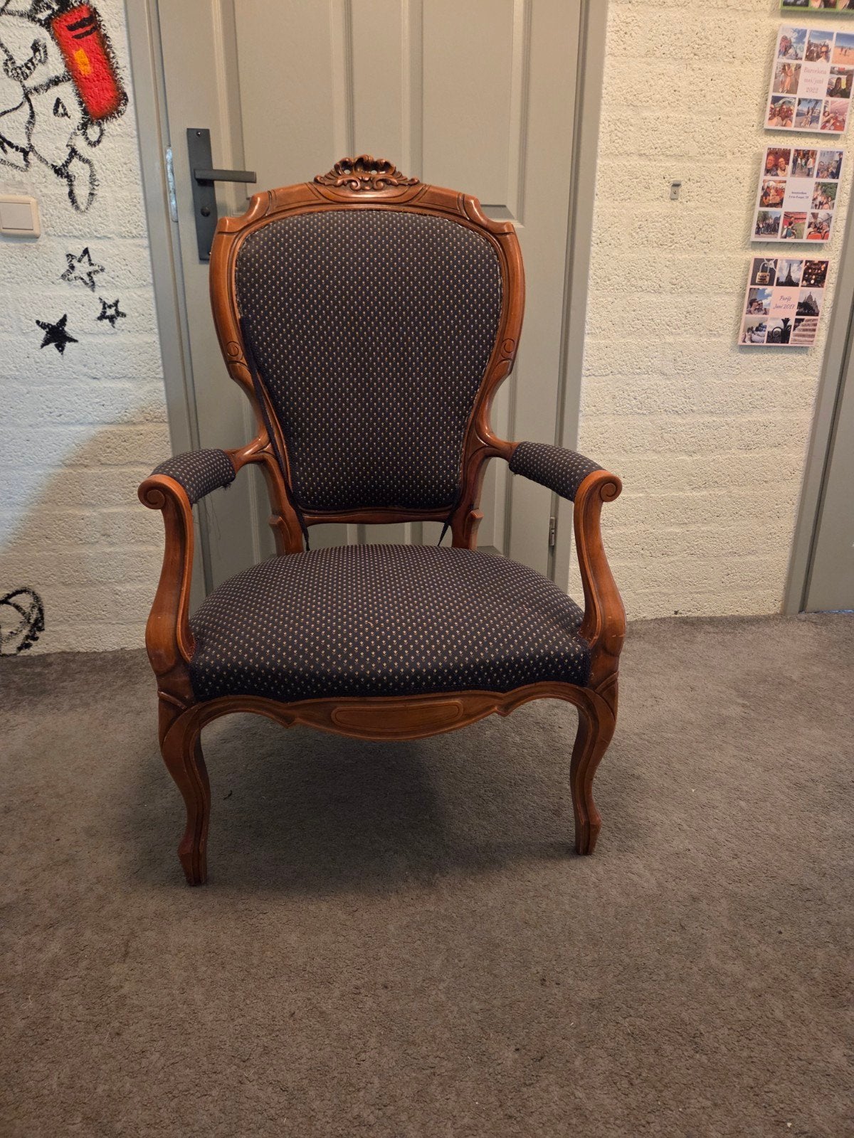 Antieke fauteuil met sierlijk houtsnijwerk, Antiek en Kunst, Antiek | Meubels | Stoelen en Banken, Ophalen of Verzenden