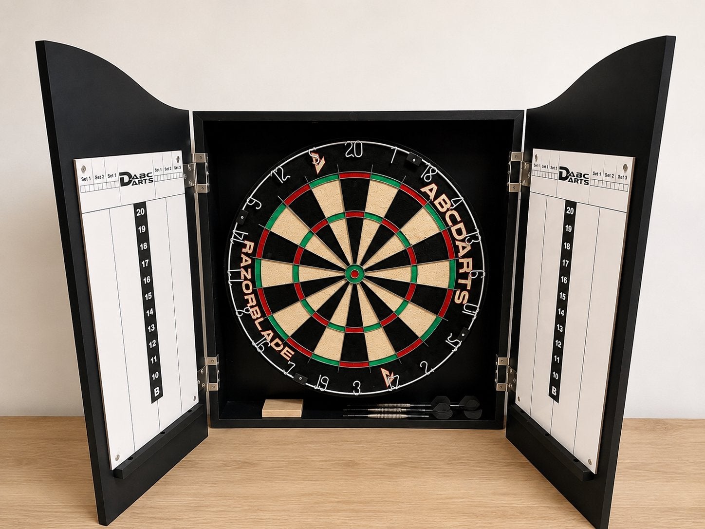 Dartbord met kast en pijlen - Zo goed als nieuw, Ophalen of Verzenden, Zo goed als nieuw, Dartbord met pijlen
