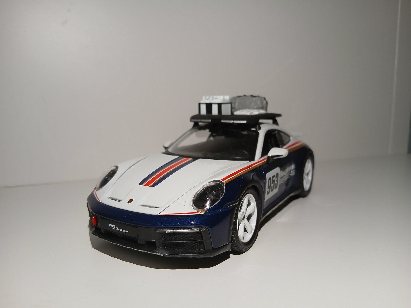 Porsche 911 Dakar 1/24 Bburago, Ophalen of Verzenden, Zo goed als nieuw, Auto, Bburago