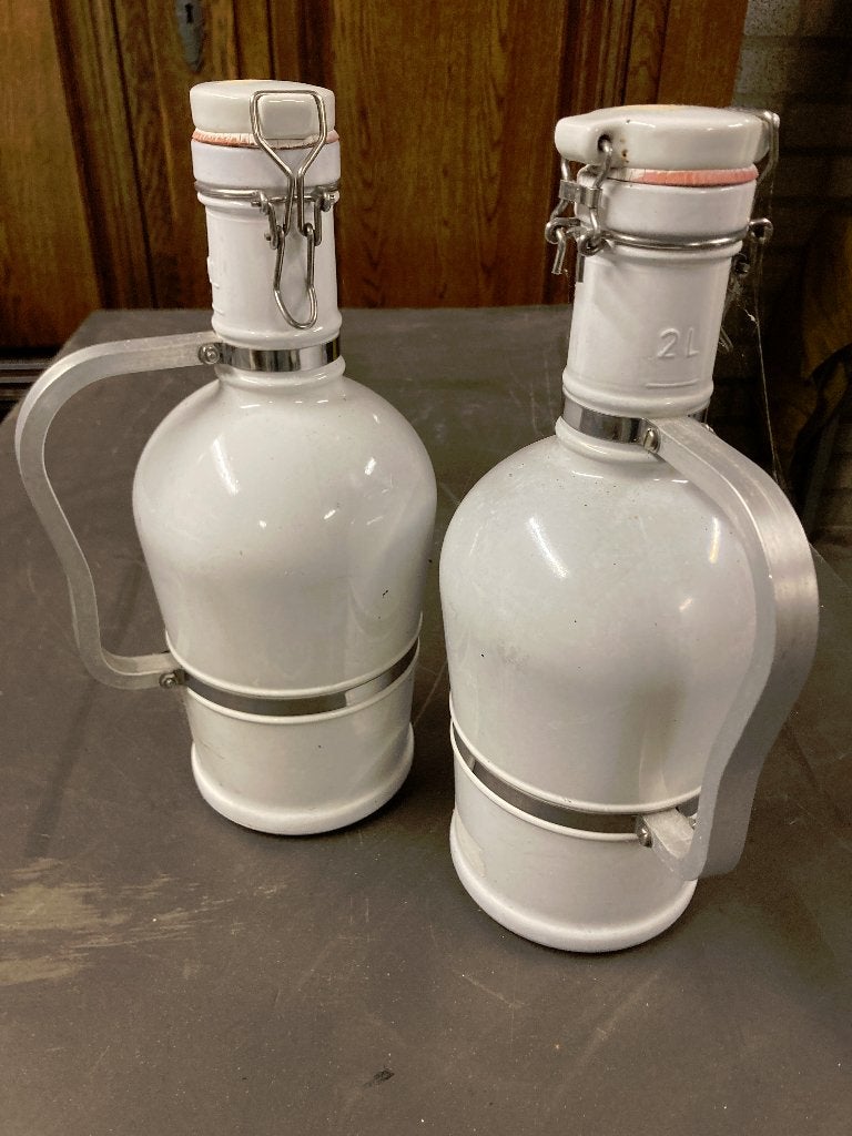 2 afsluitbare stenen flessen van 2 liter - Samen 7 euro, Antiek en Kunst, Ophalen of Verzenden