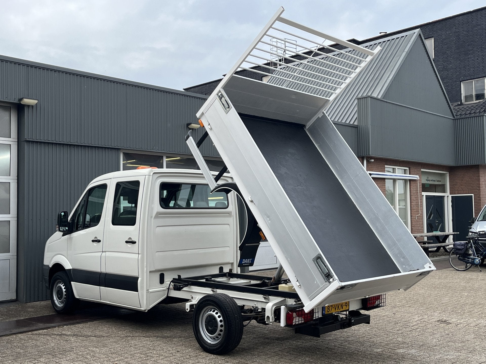 Volkswagen Crafter 35 2.5 TDI L2 DC Openlaadbak Pick-up Kipp, Auto's, Gebruikt, Zwart, Volkswagen, Bedrijf