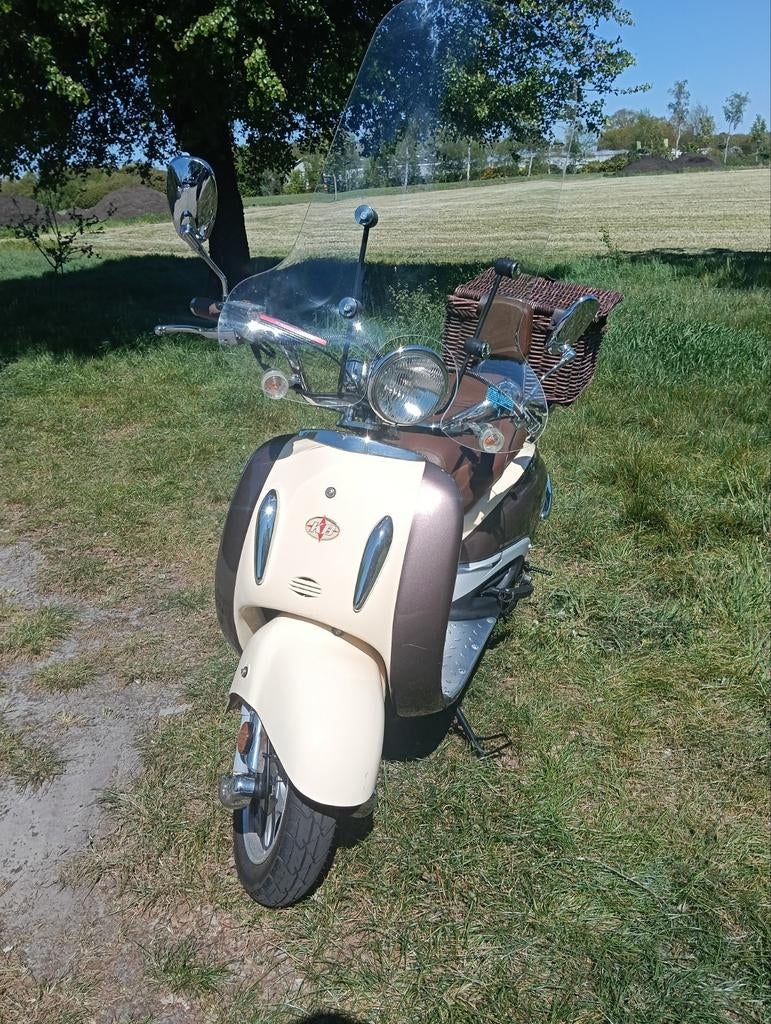 Killerbee Custom Scooter - Beige/Bruin met mand, Fietsen en Brommers, Snorfietsen en Snorscooters, Gebruikt, Overige merken, Benzine