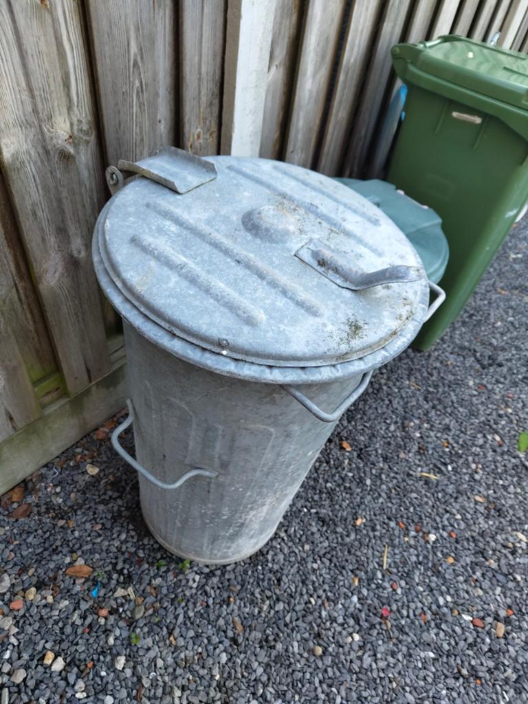 Zinken vuilnisbak in perfecte staat, geen roest, Ophalen, 40 liter of meer, Zo goed als nieuw, Metaal
