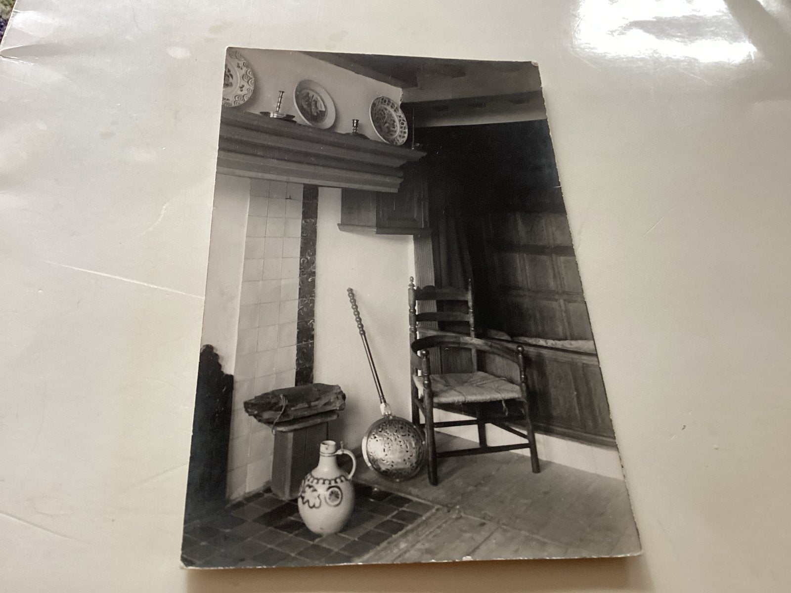 Leiden uit 1942 van interieur met open haard fotokaart, Verzamelen, Gebruikt, Foto, Ophalen of Verzenden, Gebouw