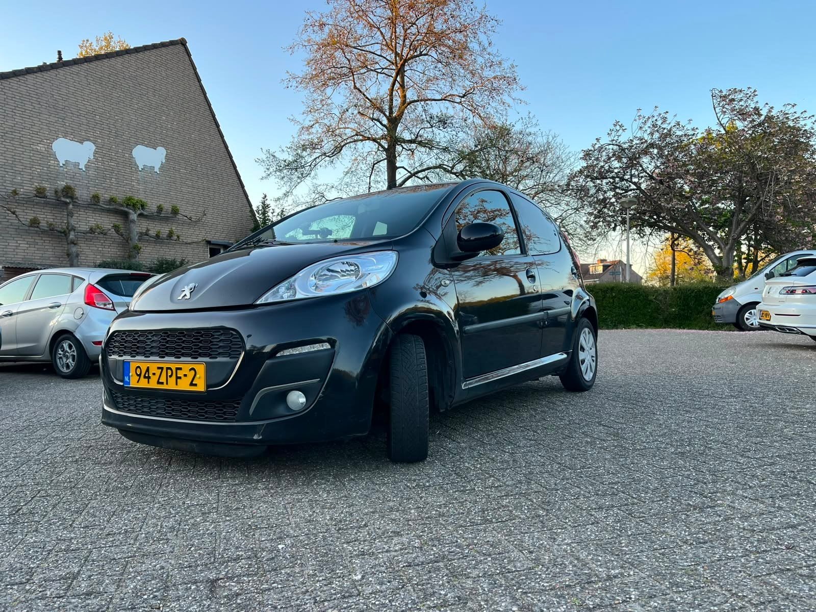 Peugeot 107 1.0 12V 5DR 2013 Zwart, Auto's, Voorwielaandrijving, 4 stoelen, Origineel Nederlands, Handgeschakeld
