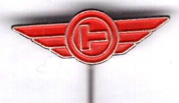 Luchthaven Schiphol T Wing rood op zilverkl speldje ( F_082), Verzenden, Zo goed als nieuw, Transport, Speldje of Pin