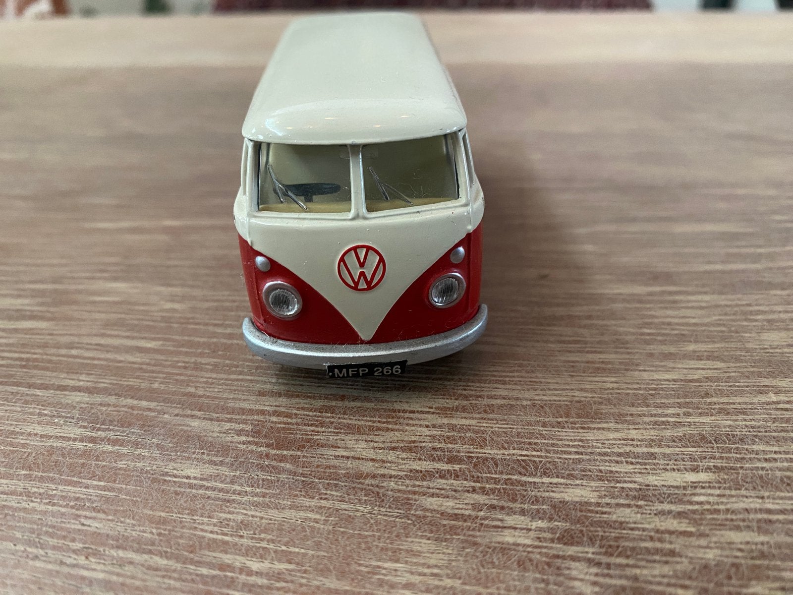 Corgi VW T1 Type 2 Split Screen Panel Van 1:43 rood/wit, Hobby en Vrije tijd, Ophalen of Verzenden, Zo goed als nieuw, Auto, Corgi