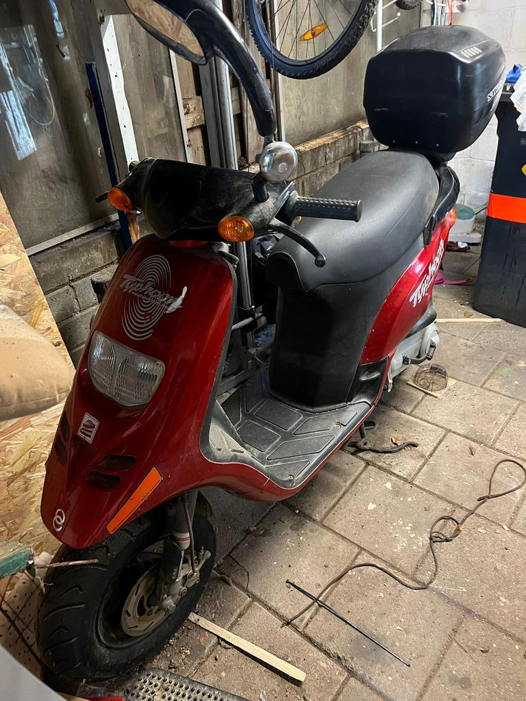 Piaggio typhoon 50cc 2t snor scooter rood orgineel, Fietsen en Brommers, Scooters | Piaggio, Ophalen of Verzenden, Zo goed als nieuw