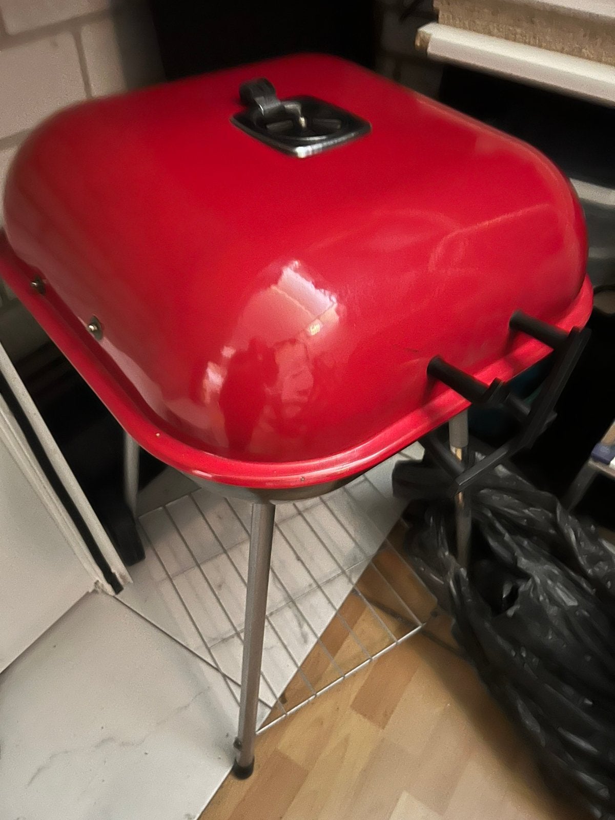 Gezellige rode houtskool BBQ, Ophalen of Verzenden, Zo goed als nieuw