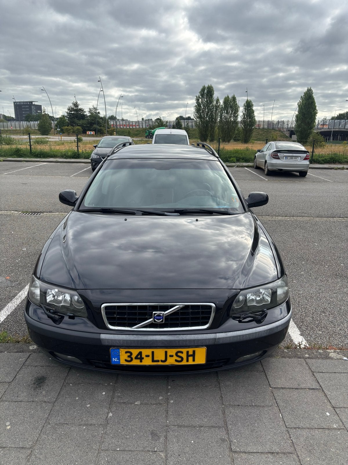Volvo V70 2.5 T AWD AUT 2003 Zwart beschikbaar vanaf 22 aug, Auto's, Volvo, Automaat, 1800 kg, Stationwagon, Vierwielaandrijving
