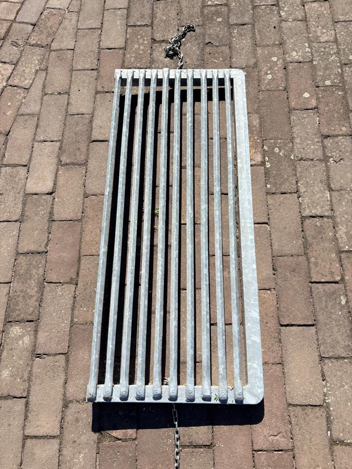 Robuust gegalvaniseerd kelderrooster 108x46 cm, Ophalen, Gebruikt