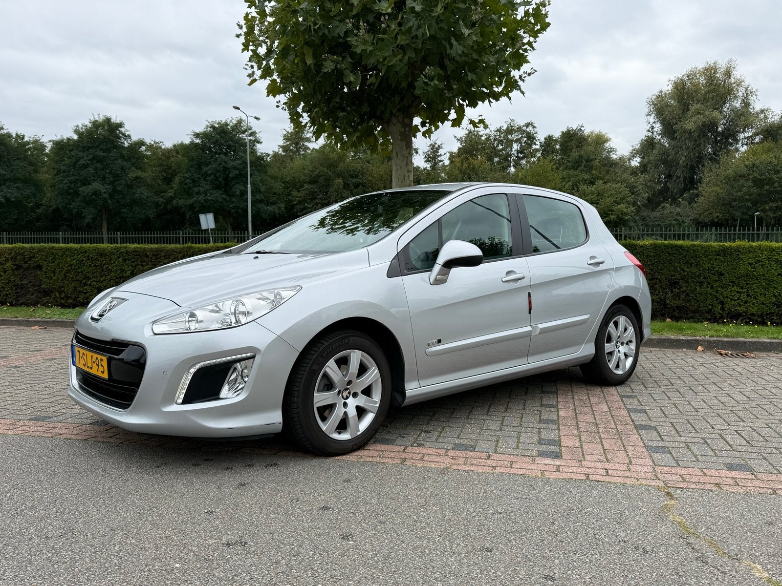 Peugeot 308 1.6 VTI 16V 5-DRS AUT 2013 Grijs, Trekhaak, Auto's, Zwart, 4 cilinders, Parkeersensor, 1257 kg