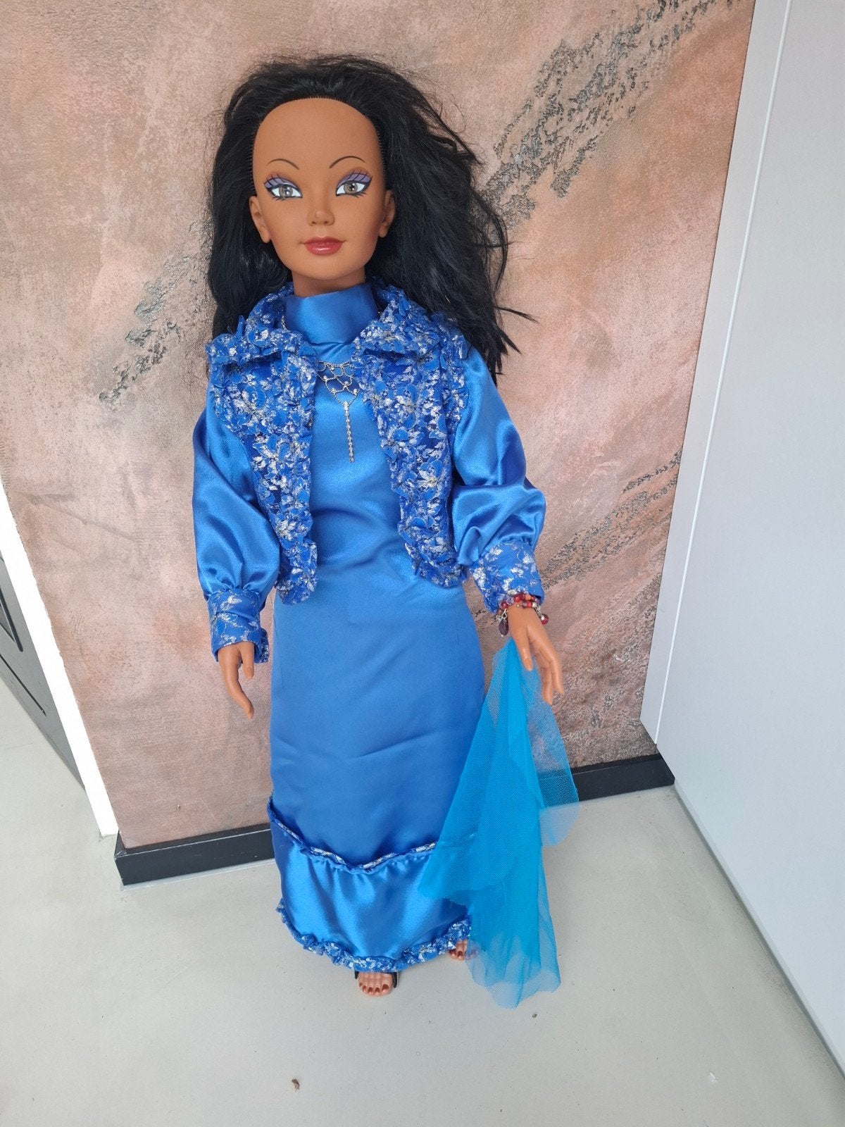 Vintage Jesmar pop 1995 - 105 cm - donker haar / blauwe jurk, Ophalen of Verzenden, Gebruikt, Overige typen