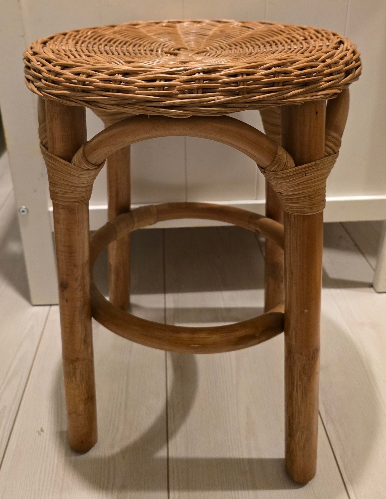 Brocant rotan/rieten krukje, Ophalen of Verzenden, Zo goed als nieuw, Hout
