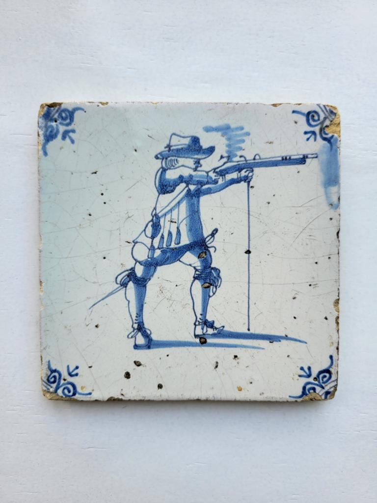Antieke Delfts Blauwe Tegel - Musketier ca. 1630, Ophalen of Verzenden