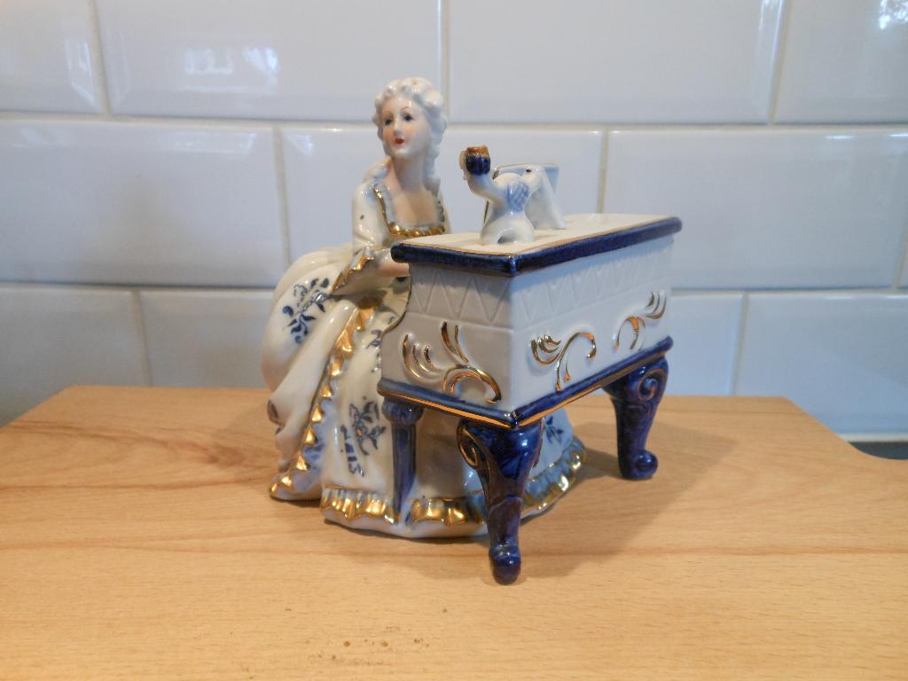 Pianospeelster met nog werkend muziekdoosje, Ophalen of Verzenden, Gebruikt, Porselein, Overige typen