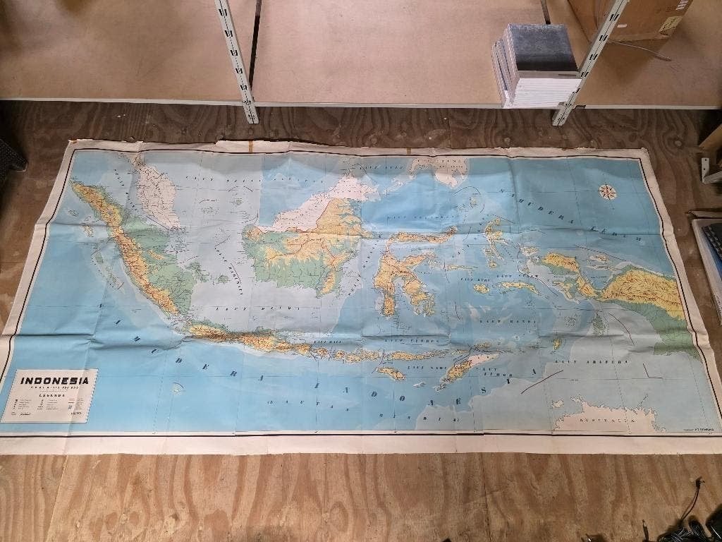 OUDE LINNEN LANDKAART INDONESIA  AFMETING   228X116 CM, Boeken, Atlassen en Landkaarten, Landkaart, 1800 tot 2000, Nederland, Ophalen