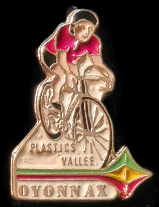 Oyonnax- Plastics Vallee pin, Verzamelen, Speldjes, Pins en Buttons, Verzenden, Nieuw, Overige onderwerpen, Speldje of Pin