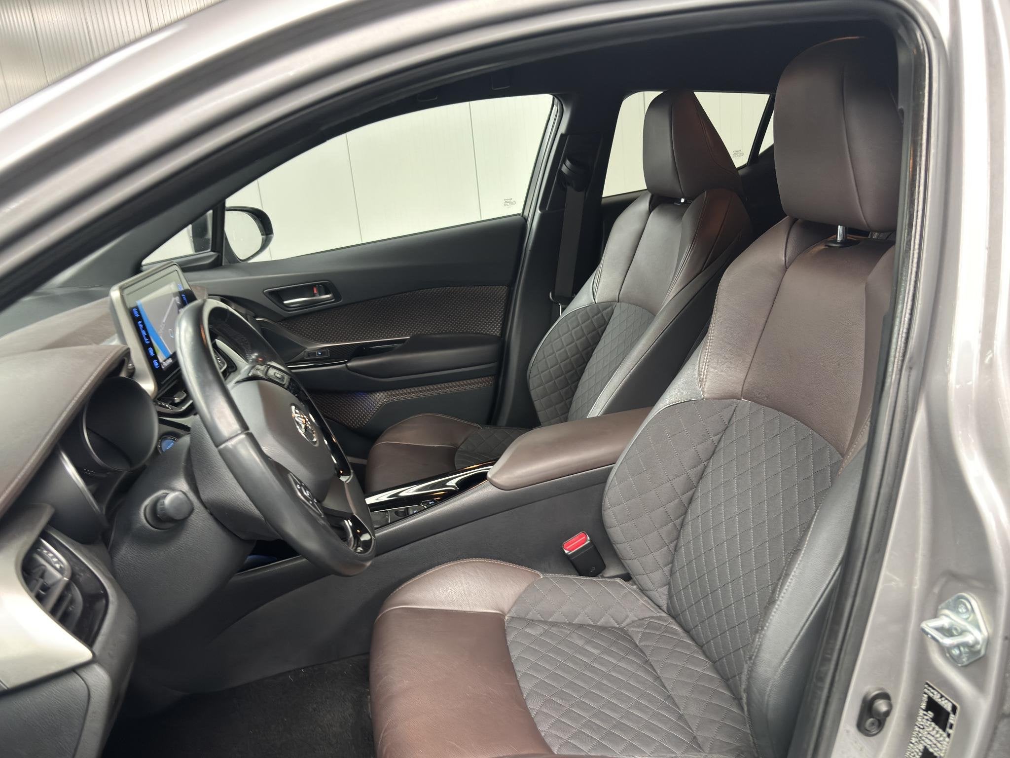 Toyota C-HR 1.8 Hybrid Executive STOELVERWARMING, KEYLESS EN, Euro 6, 4 cilinders, Leder en Stof, 122 pk