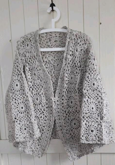 Gehaakt vest in old-time-lace granny square's, Handgemaakt, Ophalen of Verzenden, Nieuw, Beige