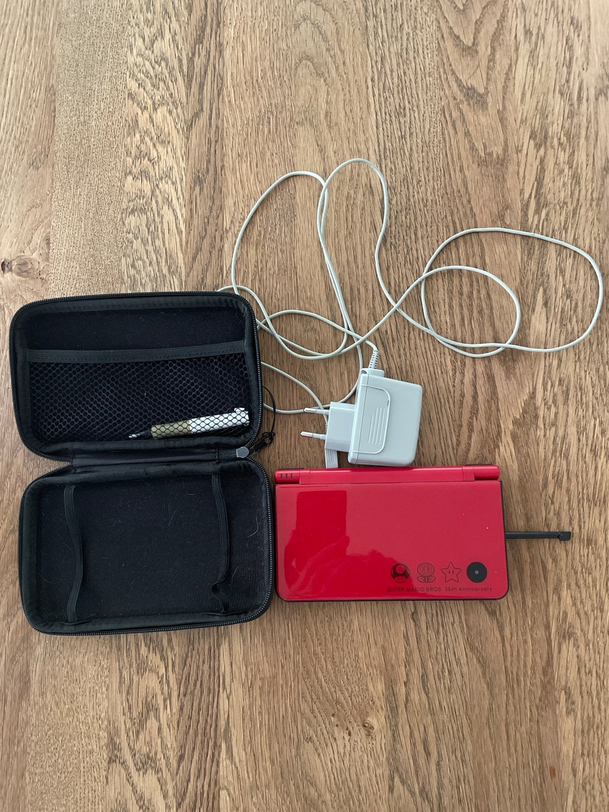 Nintendo DSi XL Super Mario Bros. 25th Anniversary Editie, Dsi XL, Ophalen of Verzenden, Zo goed als nieuw, Rood