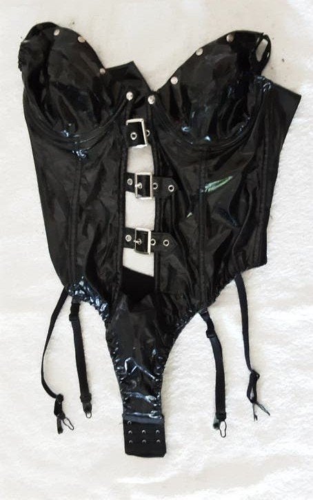 Zwarte sexy lakbody met jarretelles en gespen. Mt M (42=44), Ophalen of Verzenden, Zwart, Body of Korset