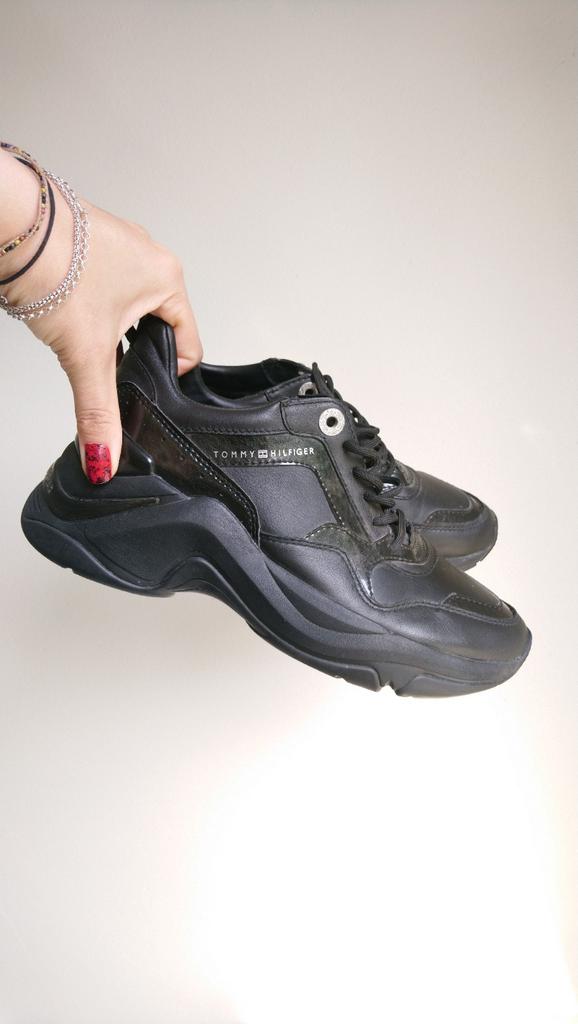 Tommy Hilfiger sneakers zwart new, Zwart, Ophalen of Verzenden, Zo goed als nieuw, Tommy Hilfiger