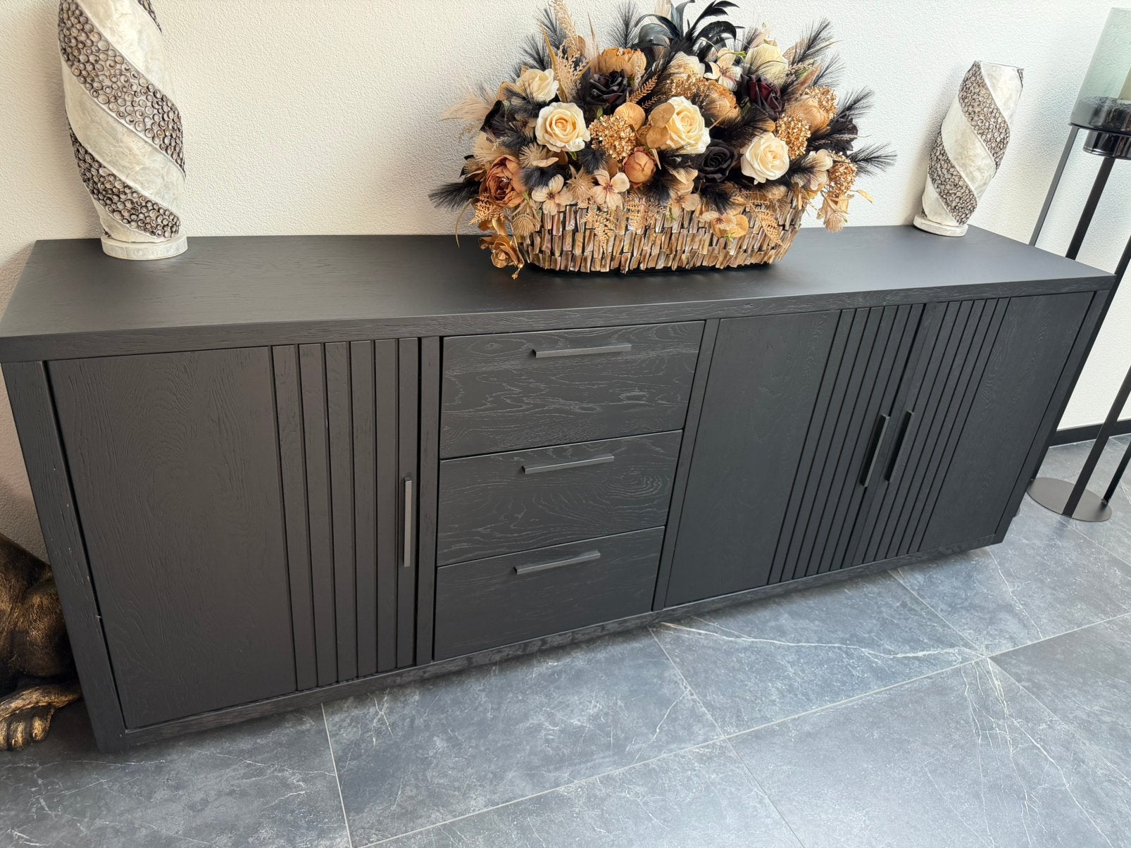 Een Prachtige zware  zwarte Dressoir 240 lang, Ophalen, Eikenhout, Met deur(en), Zo goed als nieuw