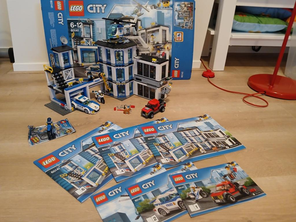 LEGO City Politiebureau 60141 + unieke extra set, Kinderen en Baby's, Ophalen of Verzenden