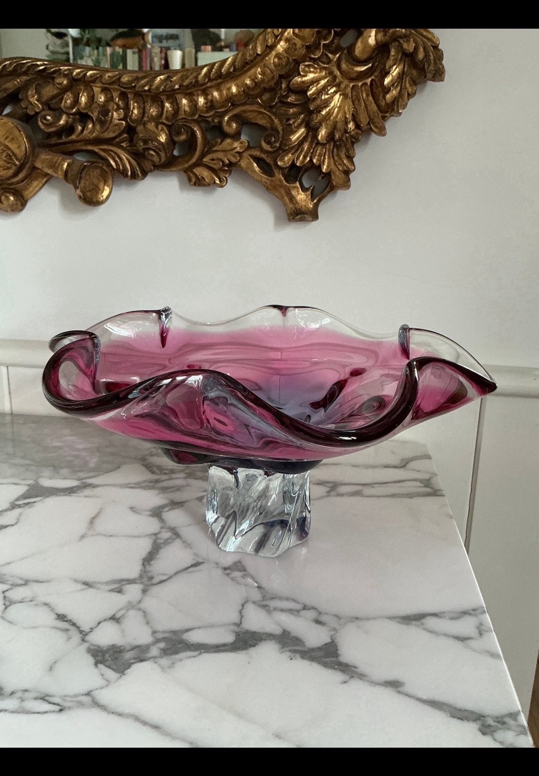 Zware glazen schaal Hospodka voor Chribska. Roze rood, 33 cm, Ophalen of Verzenden