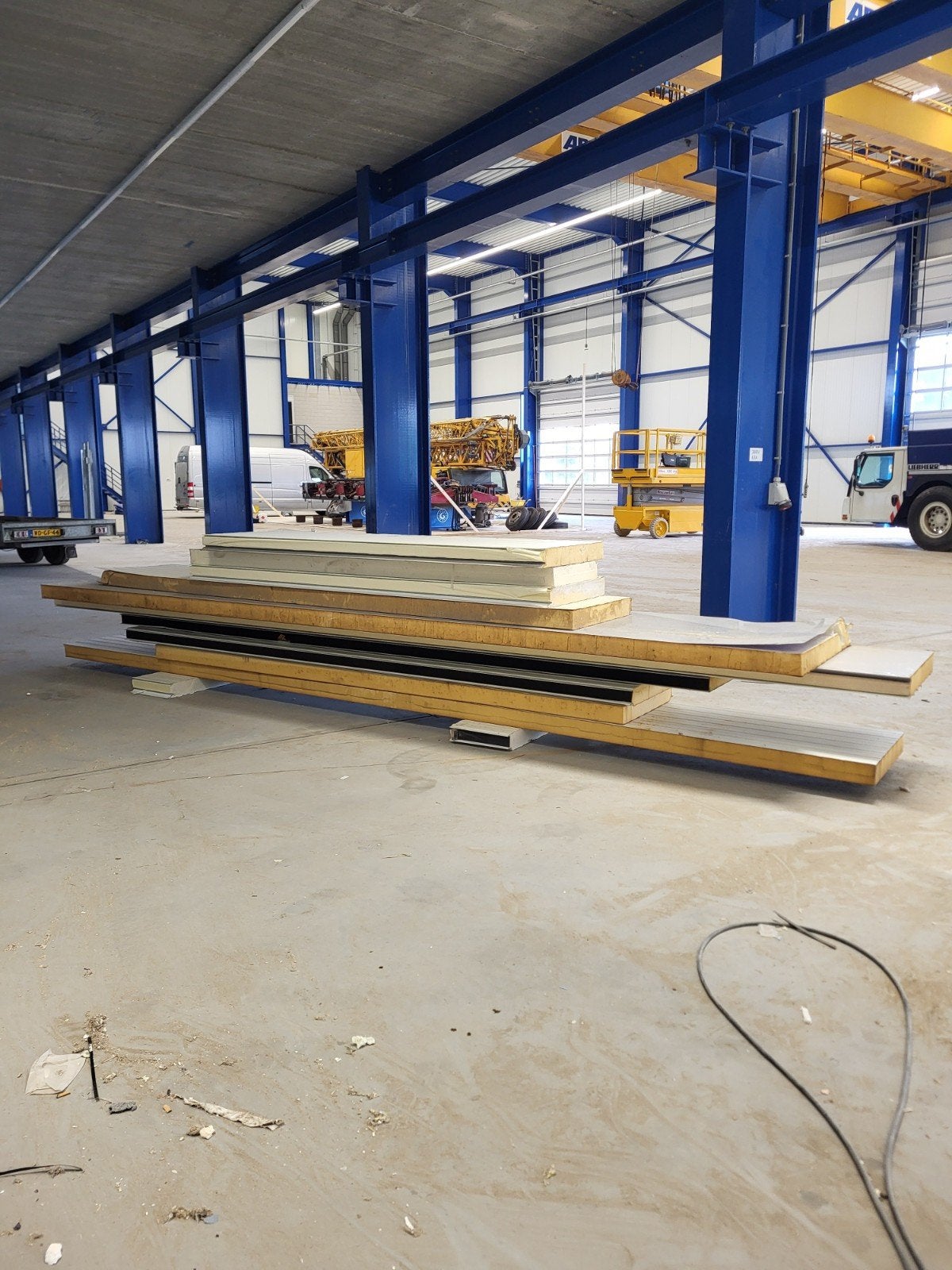 Sandwichpanelen over na bouw bedrijfshal, Ophalen