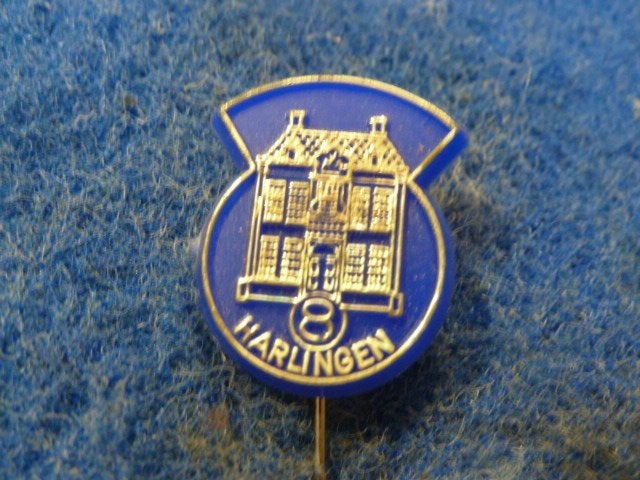 Speldje Harlingen nr: 8, Verzamelen, Speldjes, Pins en Buttons, Ophalen of Verzenden, Zo goed als nieuw, Overige onderwerpen