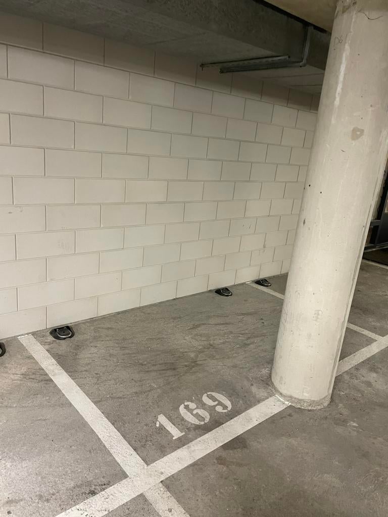 Motor parkeerplek Voorburg ondergrondse garage 2 grondankers, Huizen en Kamers, Garages en Parkeerplaatsen, Den Haag