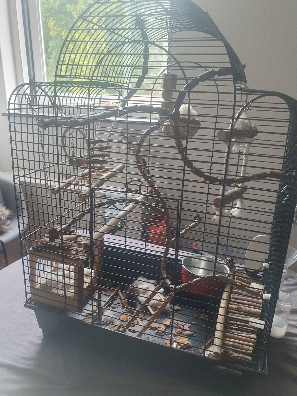 Vogelkooi Runa (Flamingo) gedecoreerd en met accessoires., Ophalen, Zo goed als nieuw, Metaal, Vogelkooi