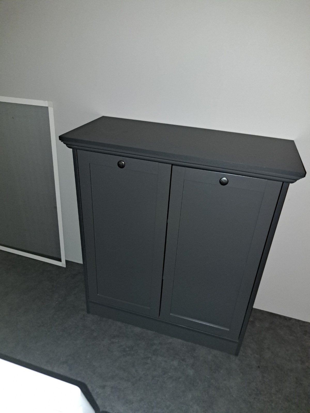 Donkergrijze kast met twee deuren en planken, Ophalen, Zo goed als nieuw