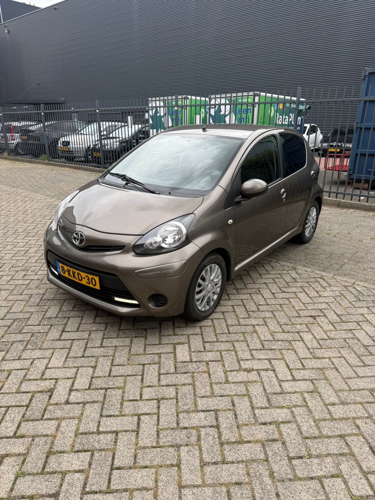 Toyota Aygo 1.0 5DRS 2013 Bruin dealer onderhouden, Auto's, Voorwielaandrijving, Bruin, 4 stoelen, Origineel Nederlands