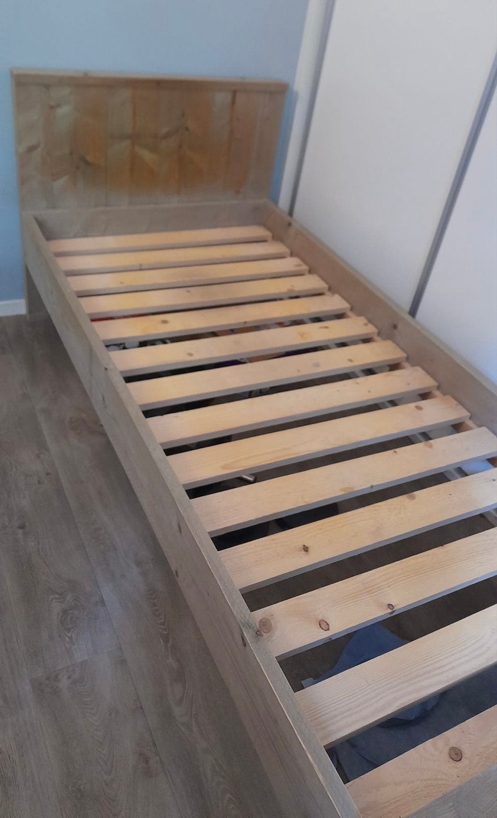 Eenpersoonsbed van hout met lattenbodem (bieden mag zeker), Ophalen, Gebruikt, 90 cm, 200 cm