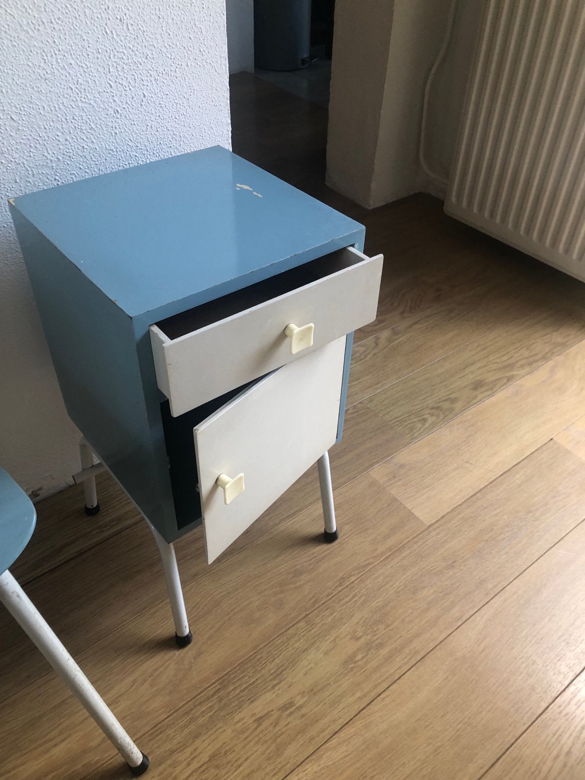 Vintage nachtkastje/bijzettafel - Blauw/Crème, Ophalen, Overige materialen, Gebruikt, Minder dan 45 cm