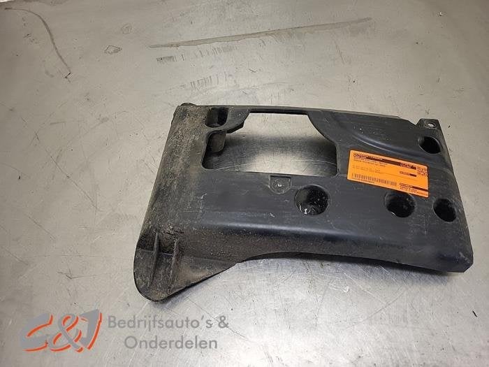 Bumpersteun links-achter van een Nissan Interstar, Gebruikt, -, -, Ophalen of Verzenden