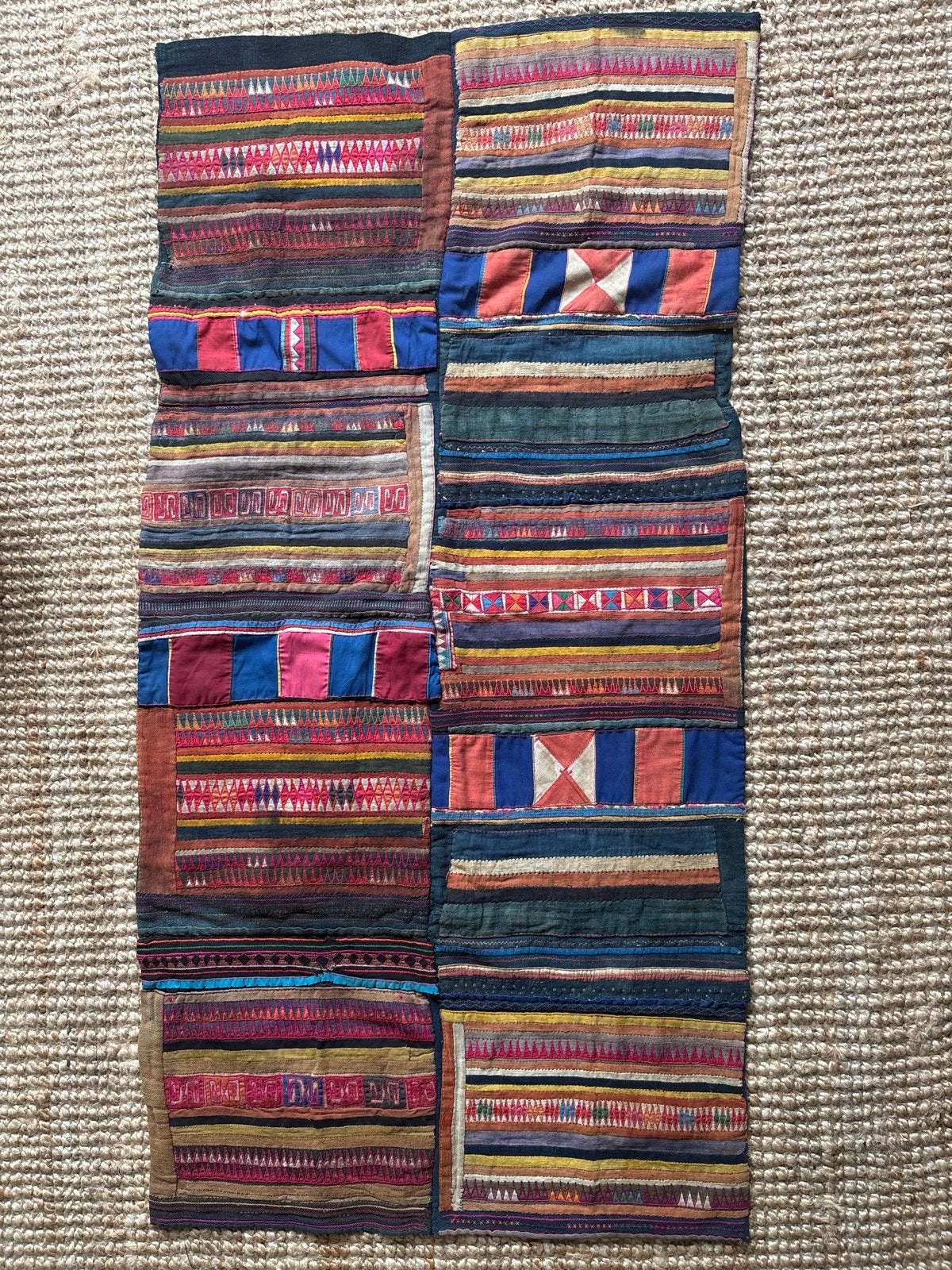Vintage Hmong textiel wandkleed met patchwork en borduursels, Ophalen of Verzenden